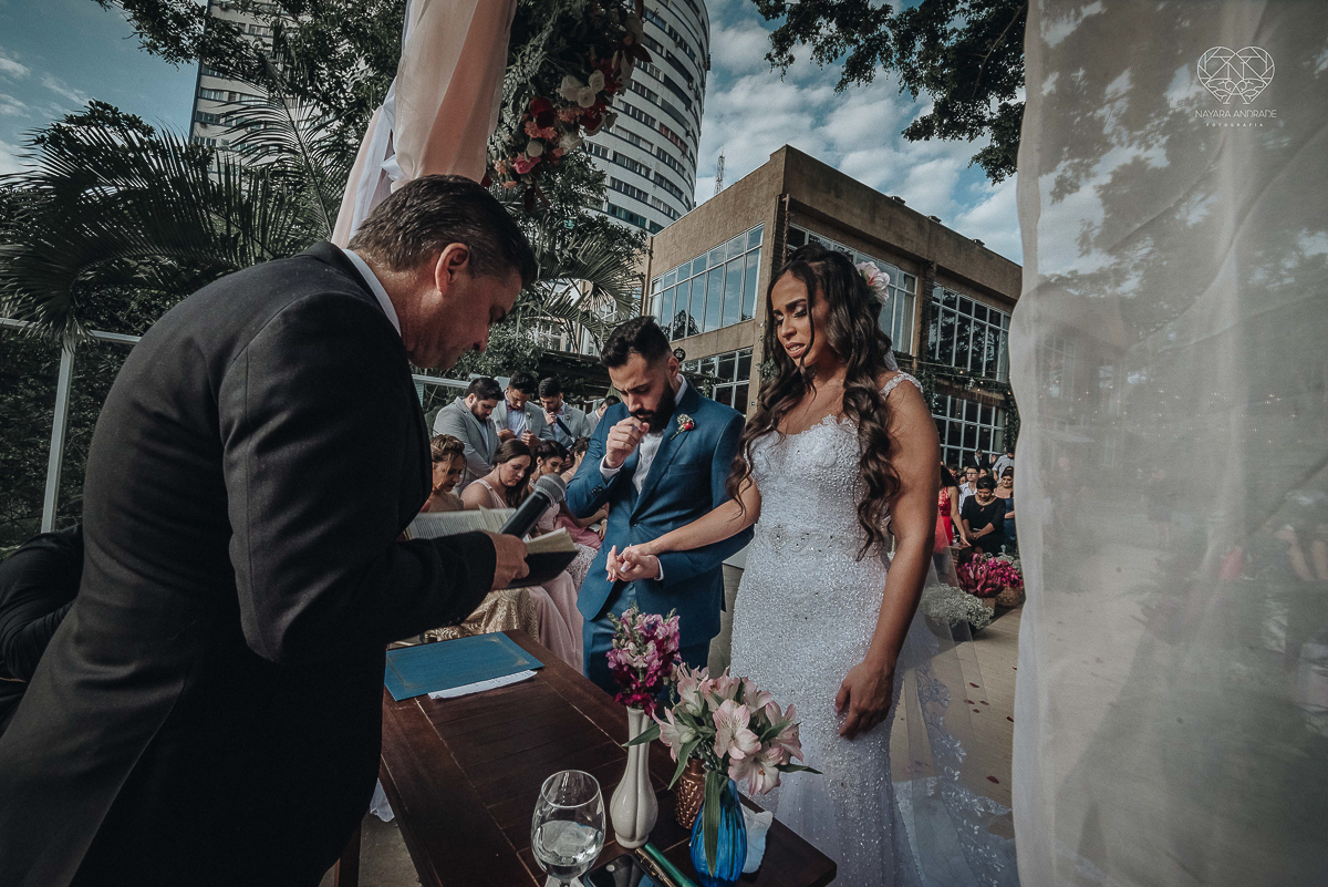 cerimonia de casamento ao ar livre com lindo por do sol no espaço plataforma em sao vicente santos no ilha porchat