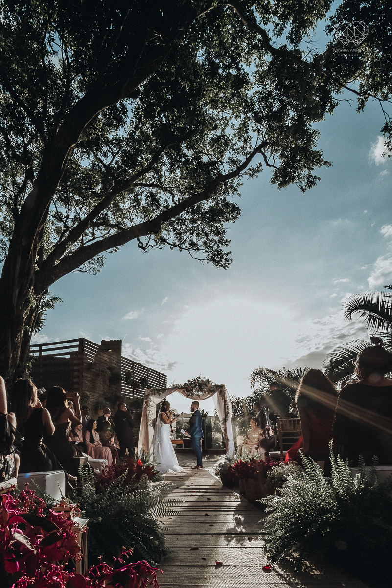 cerimonia de casamento ao ar livre com lindo por do sol no espaço plataforma em sao vicente santos no ilha porchat