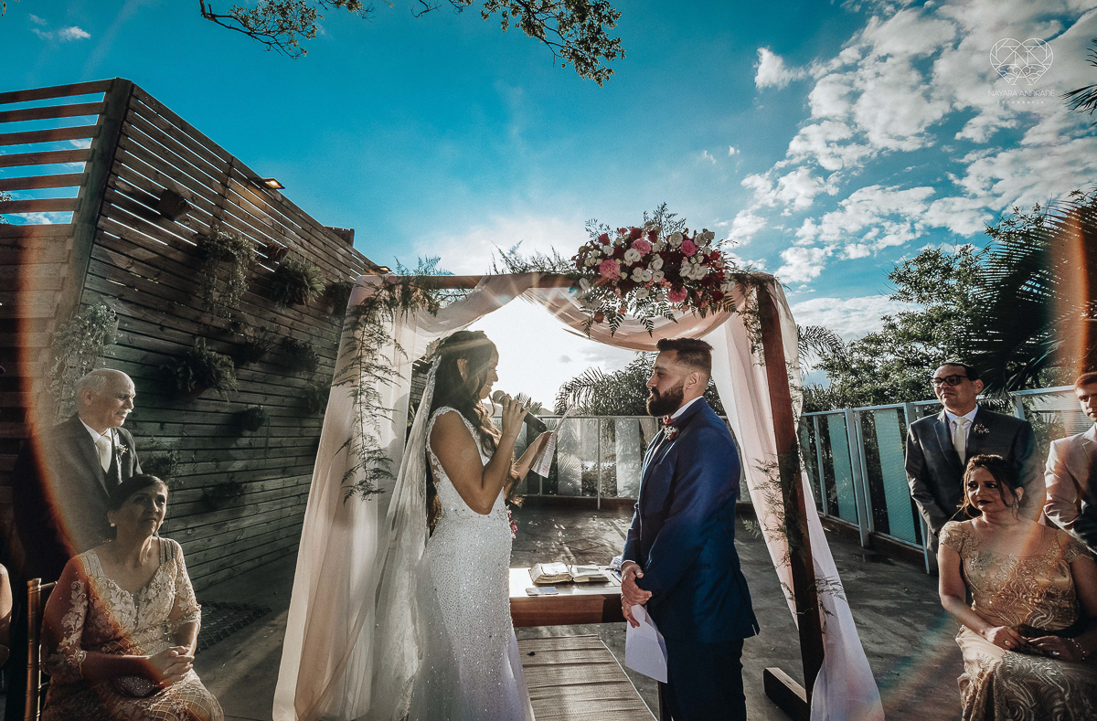 cerimonia de casamento ao ar livre com lindo por do sol no espaço plataforma em sao vicente santos no ilha porchat