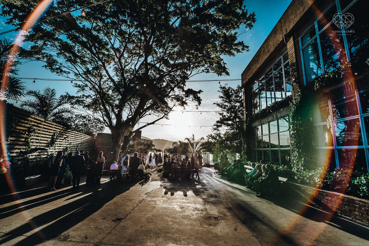 cerimonia de casamento ao ar livre com lindo por do sol no espaço plataforma em sao vicente santos no ilha porchat
