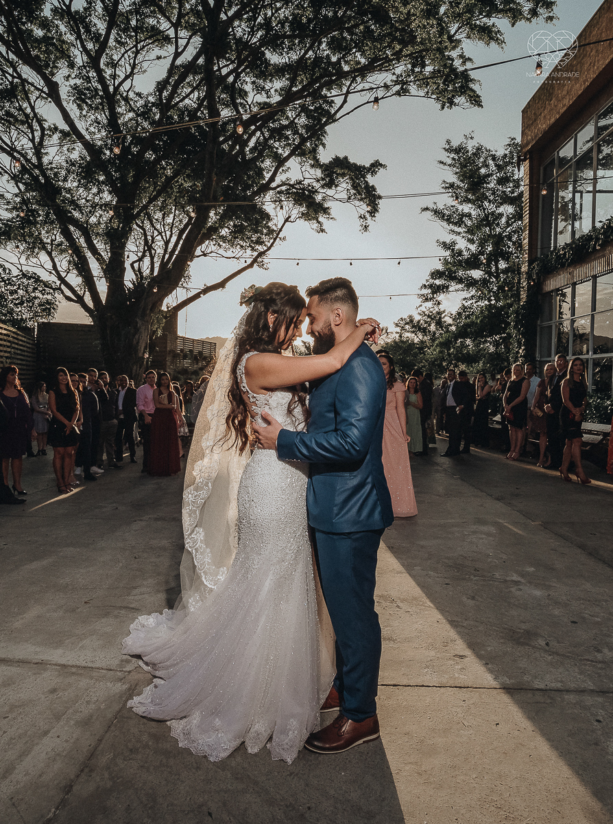 cerimonia de casamento ao ar livre com lindo por do sol no espaço plataforma em sao vicente santos no ilha porchat