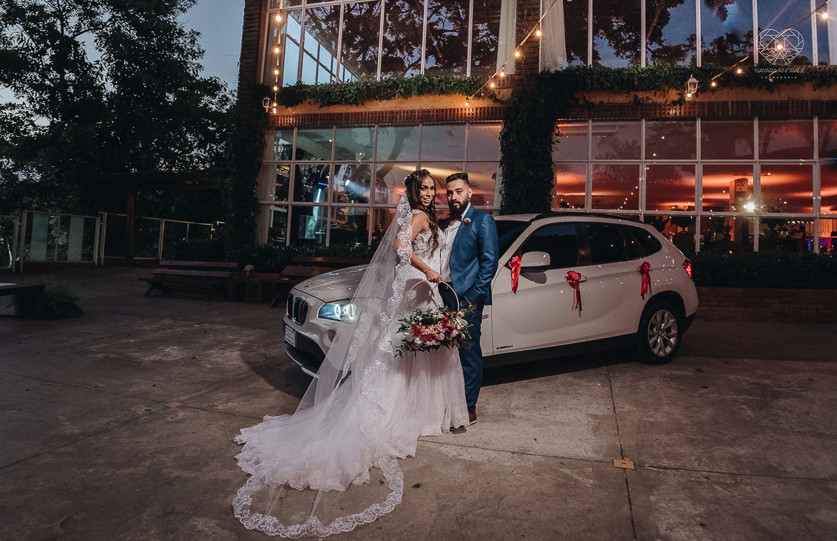 Lindas fotos externas de casal pos casamento noiva com veu noivo de terno azul no por do sol fim de tarde feitas no espaço plataforma pela fotografa premiada nayara andrade