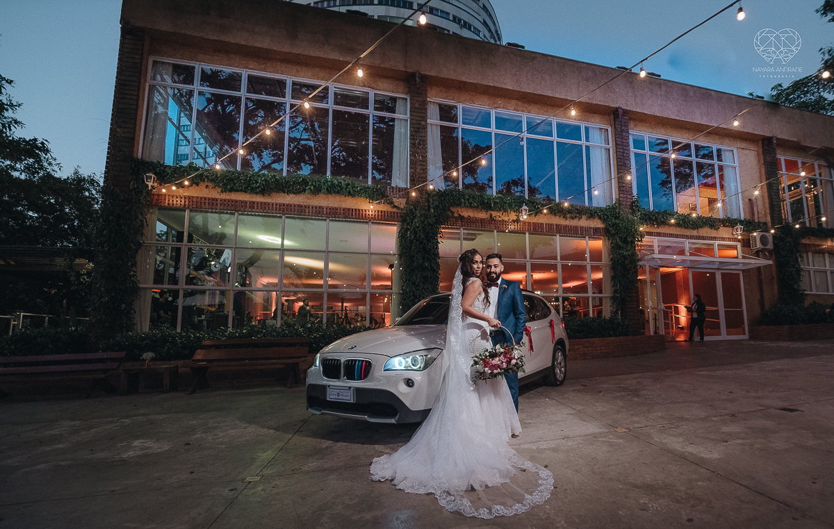 Lindas fotos externas de casal pos casamento noiva com veu noivo de terno azul no por do sol fim de tarde feitas no espaço plataforma pela fotografa premiada nayara andrade