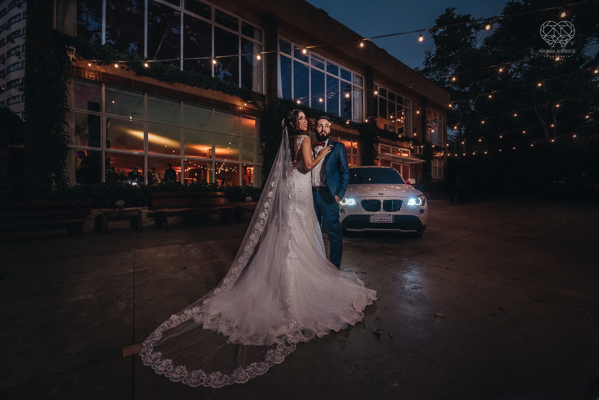 Lindas fotos externas de casal pos casamento noiva com veu noivo de terno azul no por do sol fim de tarde feitas no espaço plataforma pela fotografa premiada nayara andrade