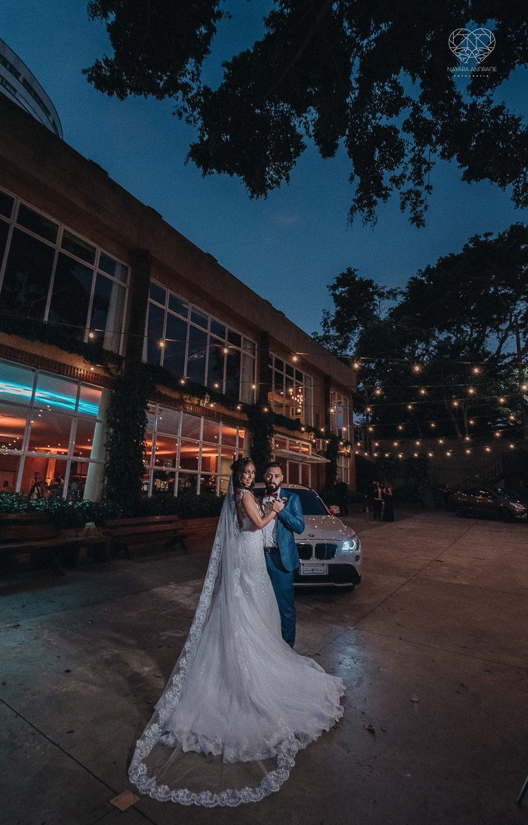 Lindas fotos externas de casal pos casamento noiva com veu noivo de terno azul no por do sol fim de tarde feitas no espaço plataforma pela fotografa premiada nayara andrade