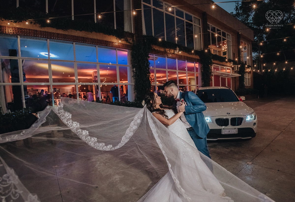 Lindas fotos externas de casal pos casamento noiva com veu noivo de terno azul no por do sol fim de tarde feitas no espaço plataforma pela fotografa premiada nayara andrade