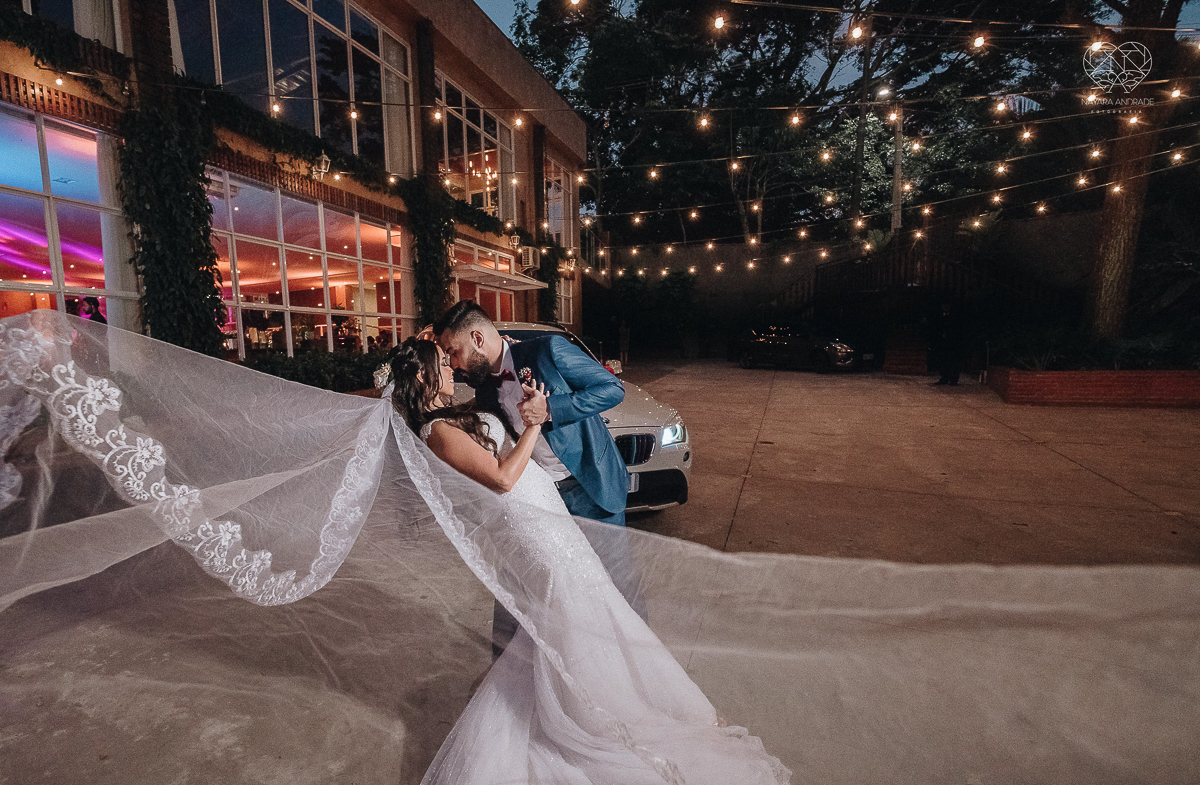 Lindas fotos externas de casal pos casamento noiva com veu noivo de terno azul no por do sol fim de tarde feitas no espaço plataforma pela fotografa premiada nayara andrade