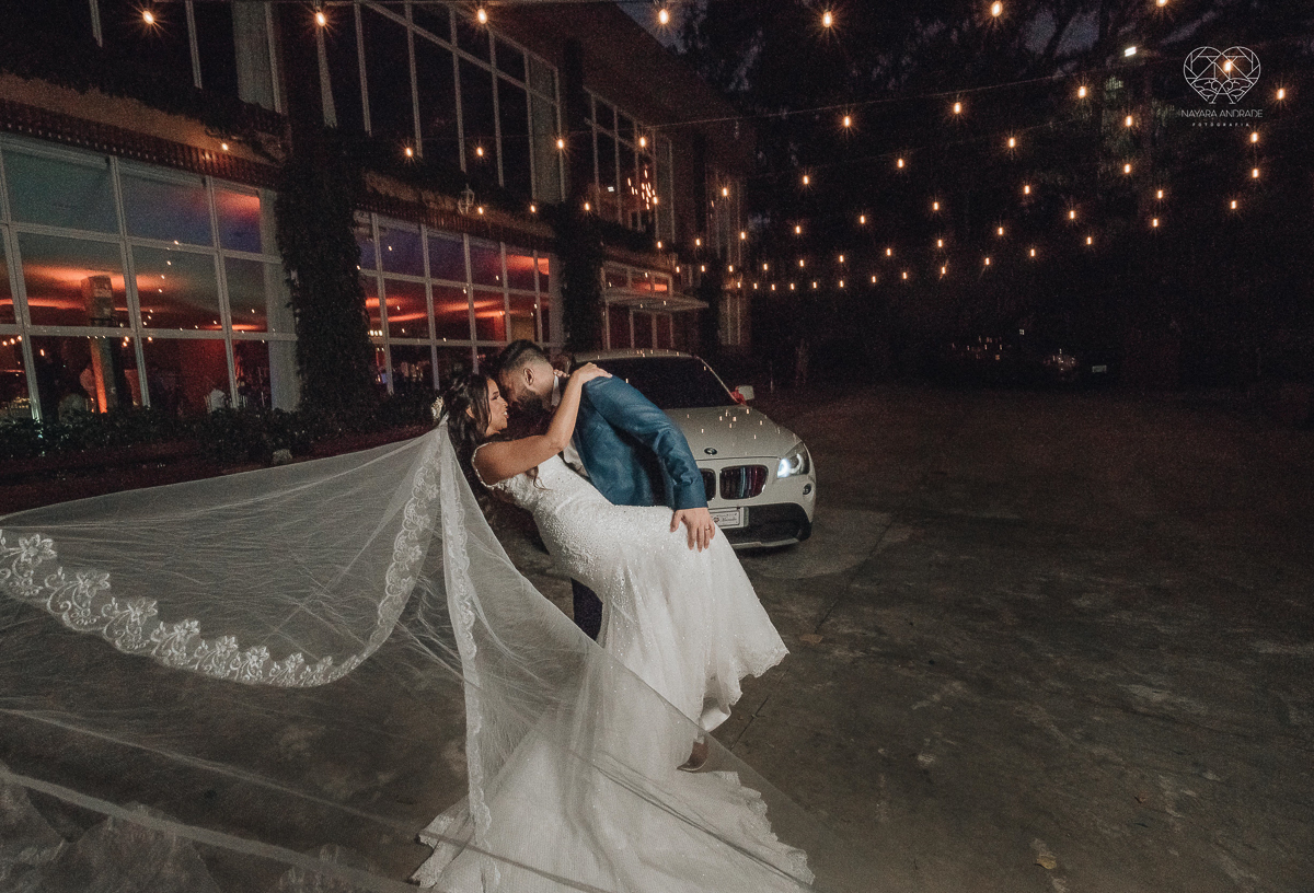 Lindas fotos externas de casal pos casamento noiva com veu noivo de terno azul no por do sol fim de tarde feitas no espaço plataforma pela fotografa premiada nayara andrade