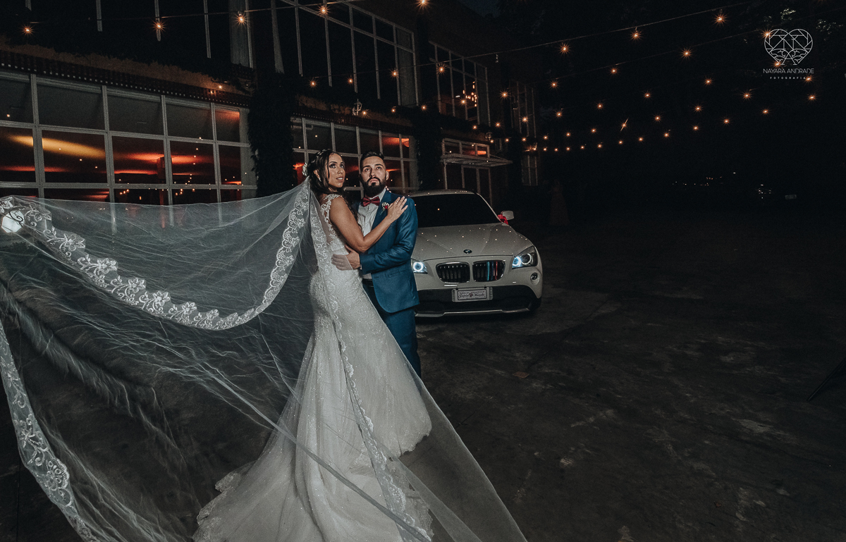 Lindas fotos externas de casal pos casamento noiva com veu noivo de terno azul no por do sol fim de tarde feitas no espaço plataforma pela fotografa premiada nayara andrade