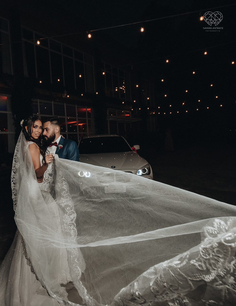 Lindas fotos externas de casal pos casamento noiva com veu noivo de terno azul no por do sol fim de tarde feitas no espaço plataforma pela fotografa premiada nayara andrade