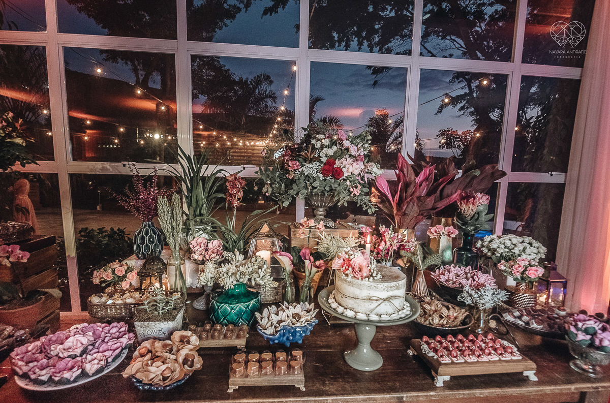 Lindas fotos externas de casal pos casamento noiva com veu noivo de terno azul no por do sol fim de tarde feitas no espaço plataforma pela fotografa premiada nayara andrade