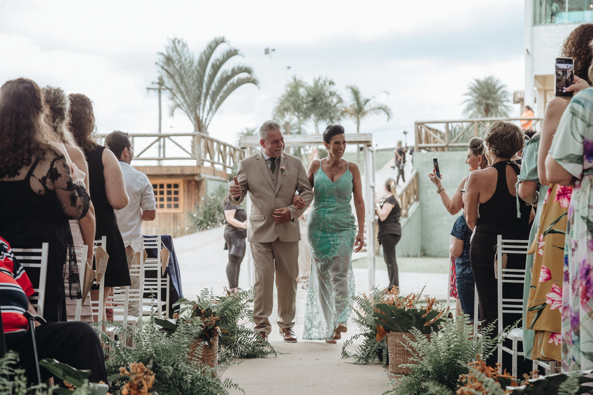making of de noiva casamento rustico de dia em santa isabel sao paulo fotografado por nayara andrade fotografia fotografa premiada noiva com vestido liso branco e decoracao rustica noiva com madrinhas em fotos posadas para o dia do casamento 