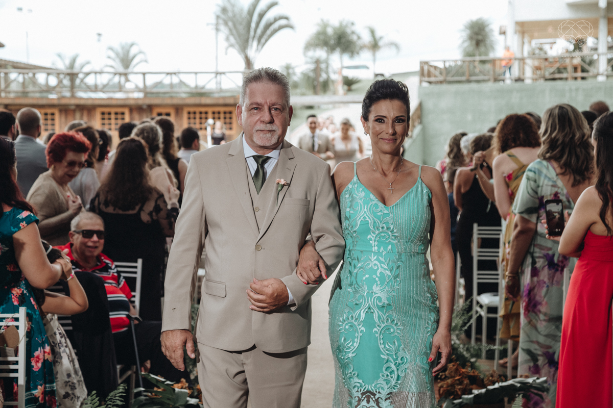 making of de noiva casamento rustico de dia em santa isabel sao paulo fotografado por nayara andrade fotografia fotografa premiada noiva com vestido liso branco e decoracao rustica noiva com madrinhas em fotos posadas para o dia do casamento 