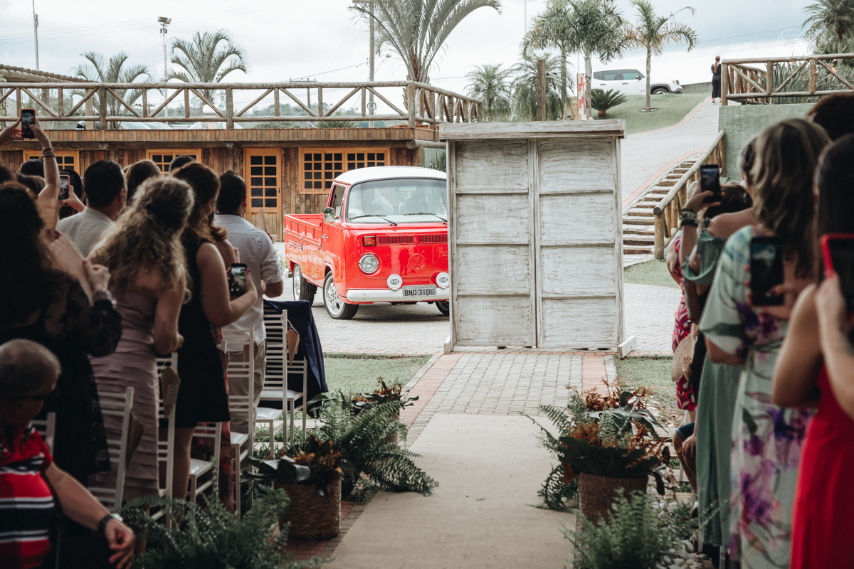 making of de noiva casamento rustico de dia em santa isabel sao paulo fotografado por nayara andrade fotografia fotografa premiada noiva com vestido liso branco e decoracao rustica noiva com madrinhas em fotos posadas para o dia do casamento 