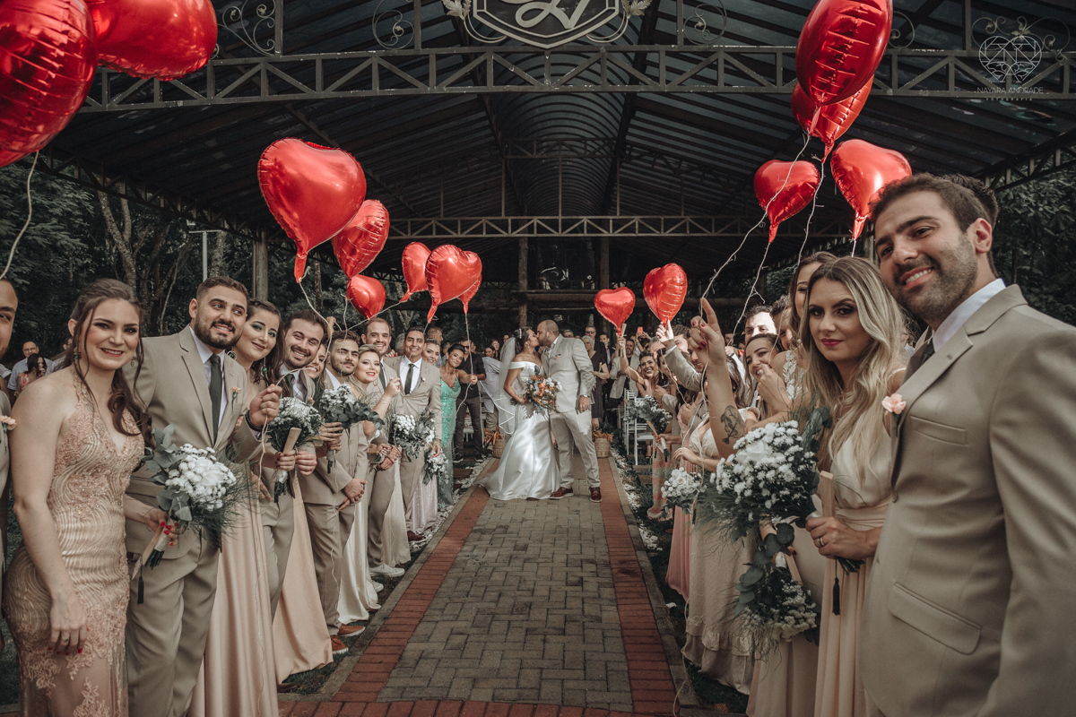 Fotos protocolares de noiva com madrinhas e padrinhos super divertidas e espontaneas ao ar livre making of de noiva casamento rustico de dia em santa isabel sao paulo fotografado por nayara andrade fotografia fotografa premiada noiva com vestido liso bran