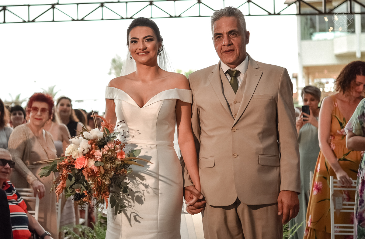 noivo chorando na cerminonia an entrada da noiva making of de noiva casamento rustico de dia em santa isabel sao paulo fotografado por nayara andrade fotografia fotografa premiada noiva com vestido liso branco e decoracao rustica noiva com madrinhas em fo