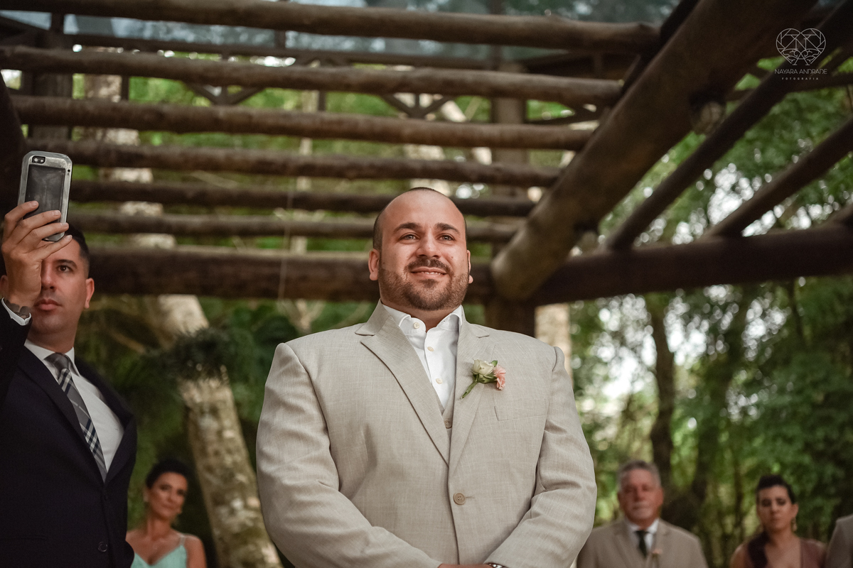 noivo chorando na cerminonia an entrada da noiva making of de noiva casamento rustico de dia em santa isabel sao paulo fotografado por nayara andrade fotografia fotografa premiada noiva com vestido liso branco e decoracao rustica noiva com madrinhas em fo