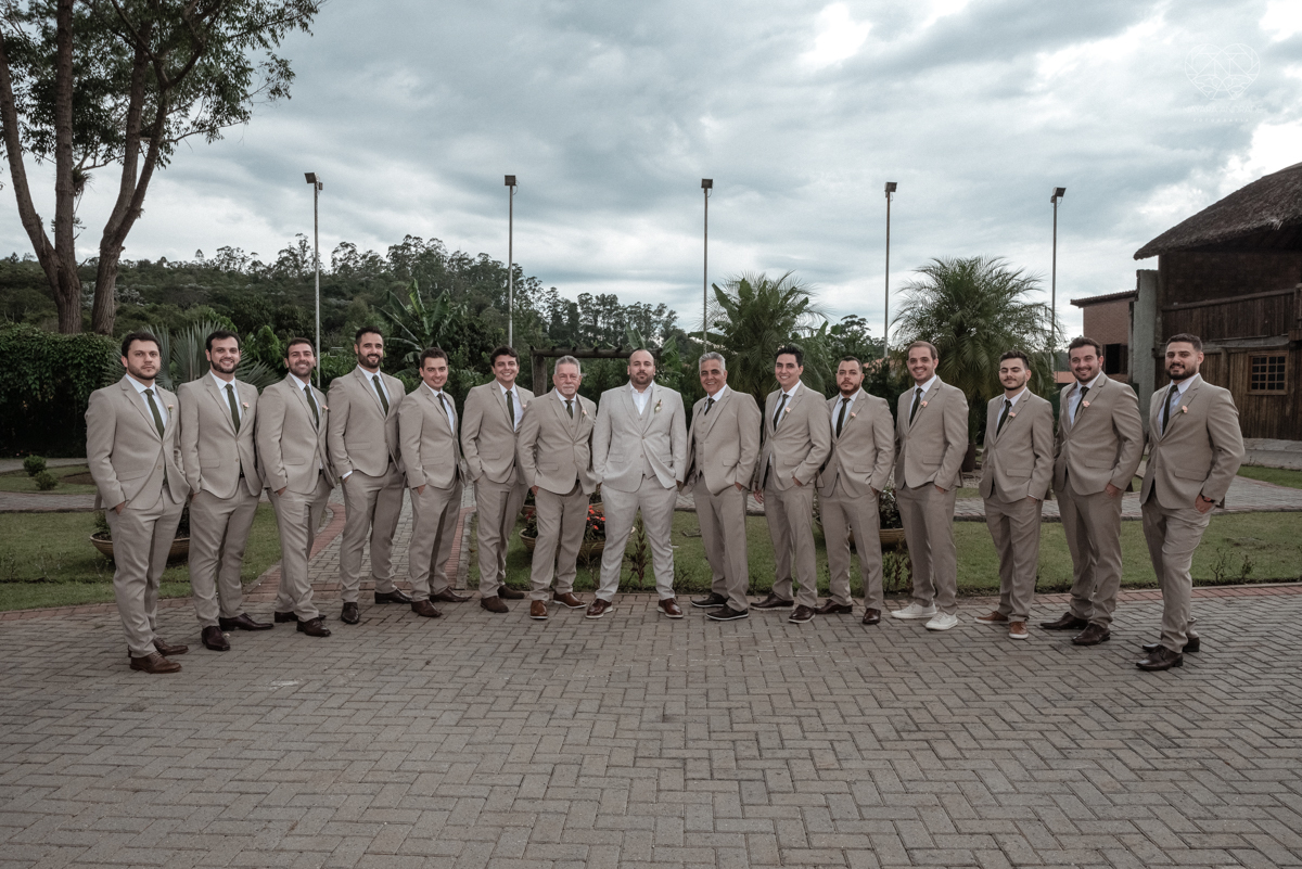 Fotos protocolares de noiva com madrinhas e padrinhos super divertidas e espontaneas ao ar livre making of de noiva casamento rustico de dia em santa isabel sao paulo fotografado por nayara andrade fotografia fotografa premiada noiva com vestido liso bran