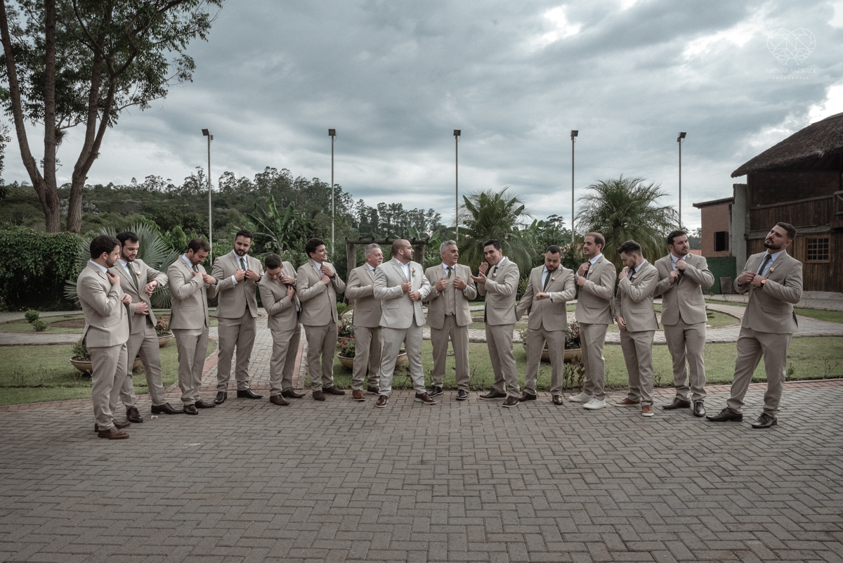 Fotos protocolares de noiva com madrinhas e padrinhos super divertidas e espontaneas ao ar livre making of de noiva casamento rustico de dia em santa isabel sao paulo fotografado por nayara andrade fotografia fotografa premiada noiva com vestido liso bran