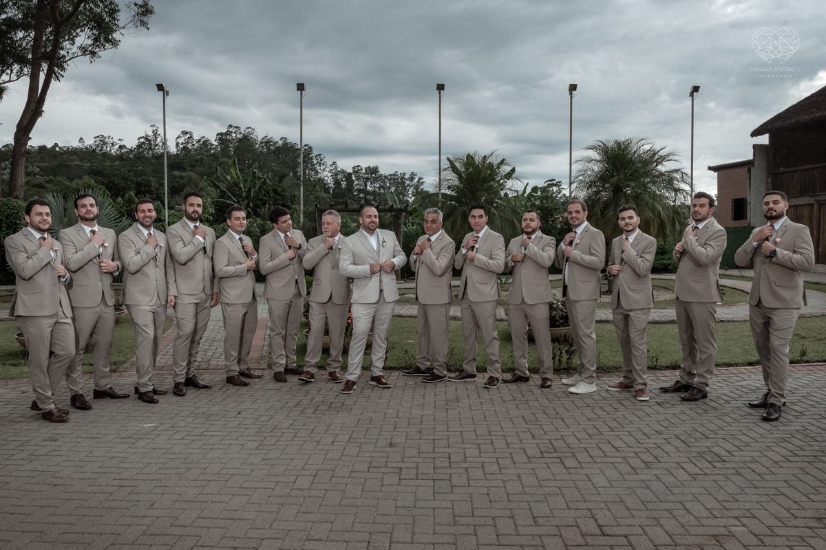 Fotos protocolares de noiva com madrinhas e padrinhos super divertidas e espontaneas ao ar livre making of de noiva casamento rustico de dia em santa isabel sao paulo fotografado por nayara andrade fotografia fotografa premiada noiva com vestido liso bran