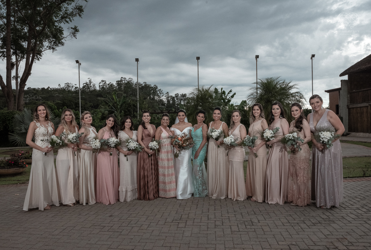 Fotos protocolares de noiva com madrinhas e padrinhos super divertidas e espontaneas ao ar livre making of de noiva casamento rustico de dia em santa isabel sao paulo fotografado por nayara andrade fotografia fotografa premiada noiva com vestido liso bran