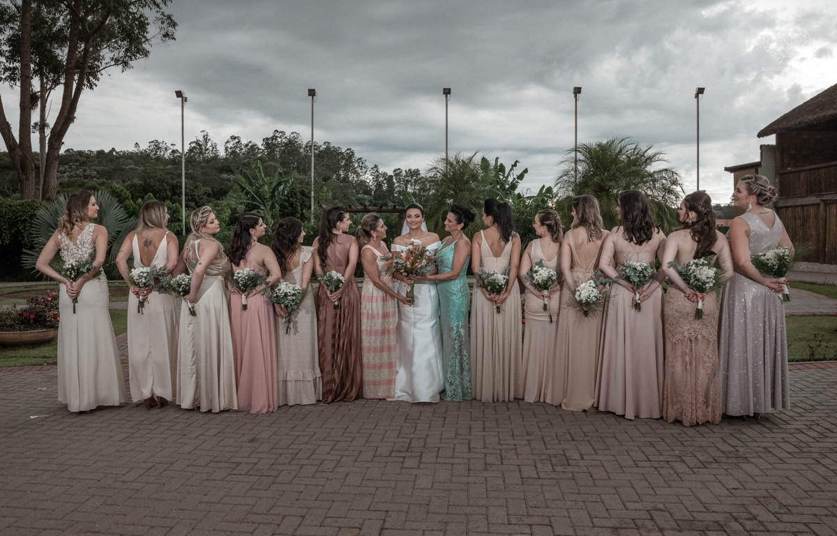 Fotos protocolares de noiva com madrinhas e padrinhos super divertidas e espontaneas ao ar livre making of de noiva casamento rustico de dia em santa isabel sao paulo fotografado por nayara andrade fotografia fotografa premiada noiva com vestido liso bran