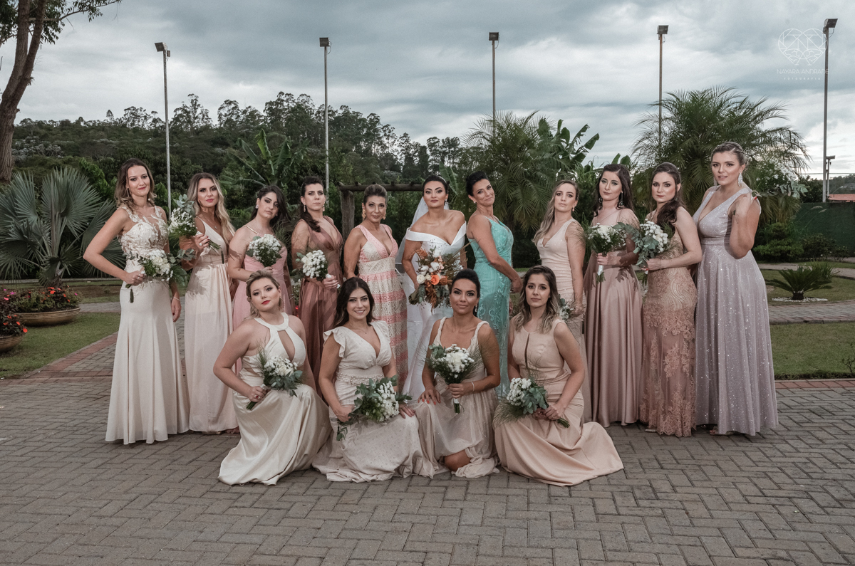 Fotos protocolares de noiva com madrinhas e padrinhos super divertidas e espontaneas ao ar livre making of de noiva casamento rustico de dia em santa isabel sao paulo fotografado por nayara andrade fotografia fotografa premiada noiva com vestido liso bran