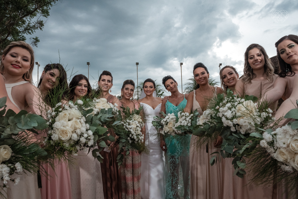 Fotos protocolares de noiva com madrinhas e padrinhos super divertidas e espontaneas ao ar livre making of de noiva casamento rustico de dia em santa isabel sao paulo fotografado por nayara andrade fotografia fotografa premiada noiva com vestido liso bran