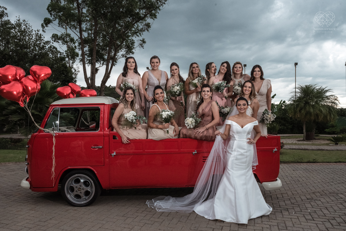 Fotos protocolares de noiva com madrinhas e padrinhos super divertidas e espontaneas ao ar livre making of de noiva casamento rustico de dia em santa isabel sao paulo fotografado por nayara andrade fotografia fotografa premiada noiva com vestido liso bran