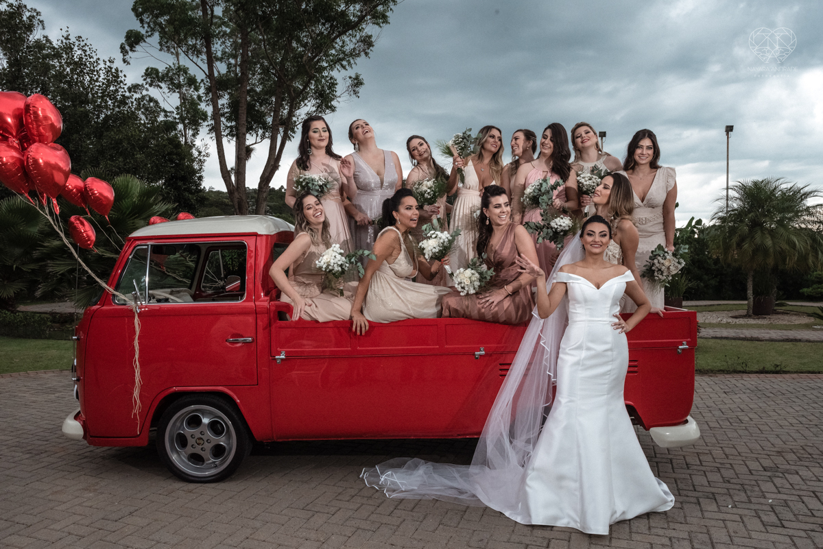 Fotos protocolares de noiva com madrinhas e padrinhos super divertidas e espontaneas ao ar livre making of de noiva casamento rustico de dia em santa isabel sao paulo fotografado por nayara andrade fotografia fotografa premiada noiva com vestido liso bran