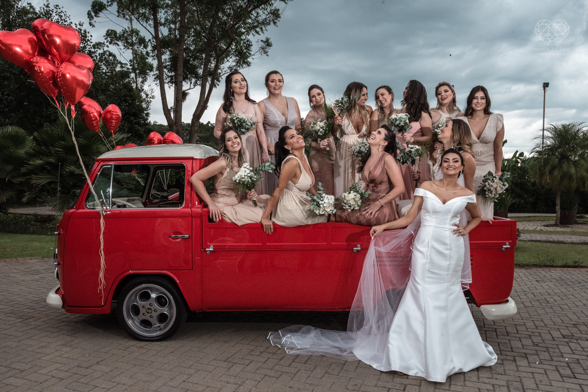 Fotos protocolares de noiva com madrinhas e padrinhos super divertidas e espontaneas ao ar livre making of de noiva casamento rustico de dia em santa isabel sao paulo fotografado por nayara andrade fotografia fotografa premiada noiva com vestido liso bran
