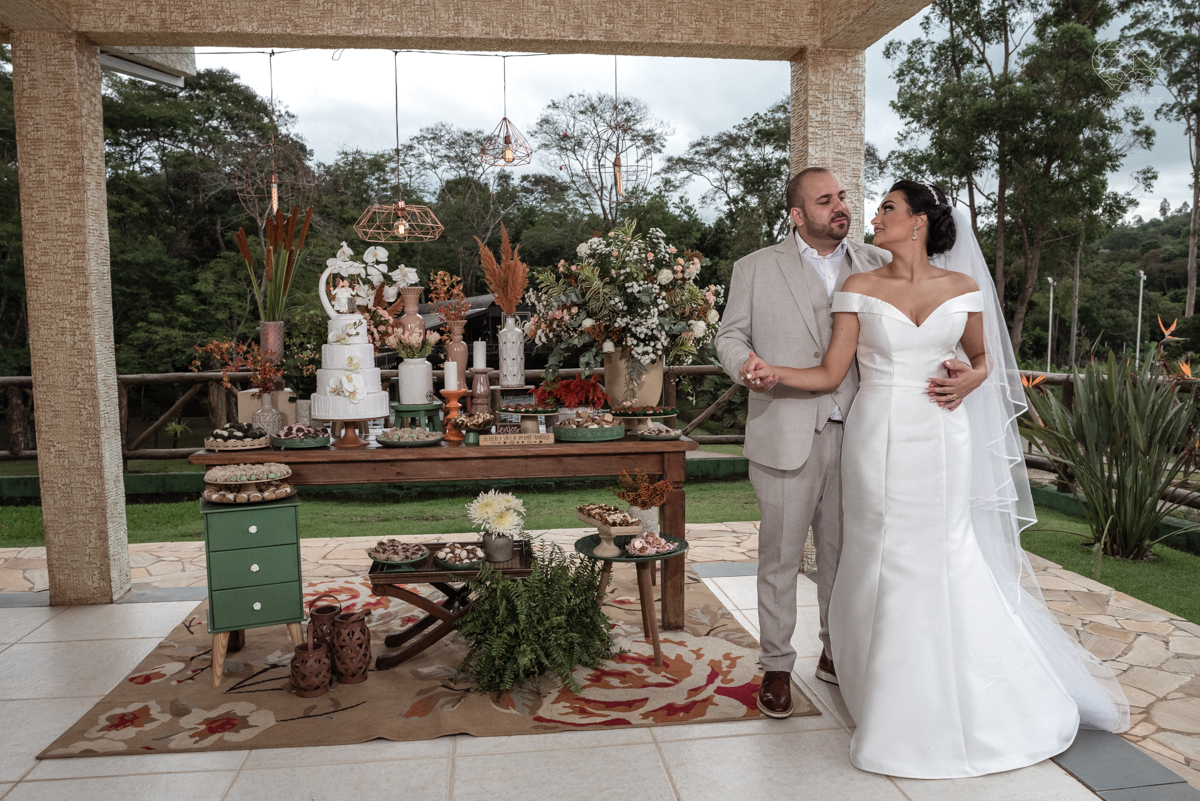 Fotos protocolares de noiva com madrinhas e padrinhos super divertidas e espontaneas ao ar livre making of de noiva casamento rustico de dia em santa isabel sao paulo fotografado por nayara andrade fotografia fotografa premiada noiva com vestido liso bran