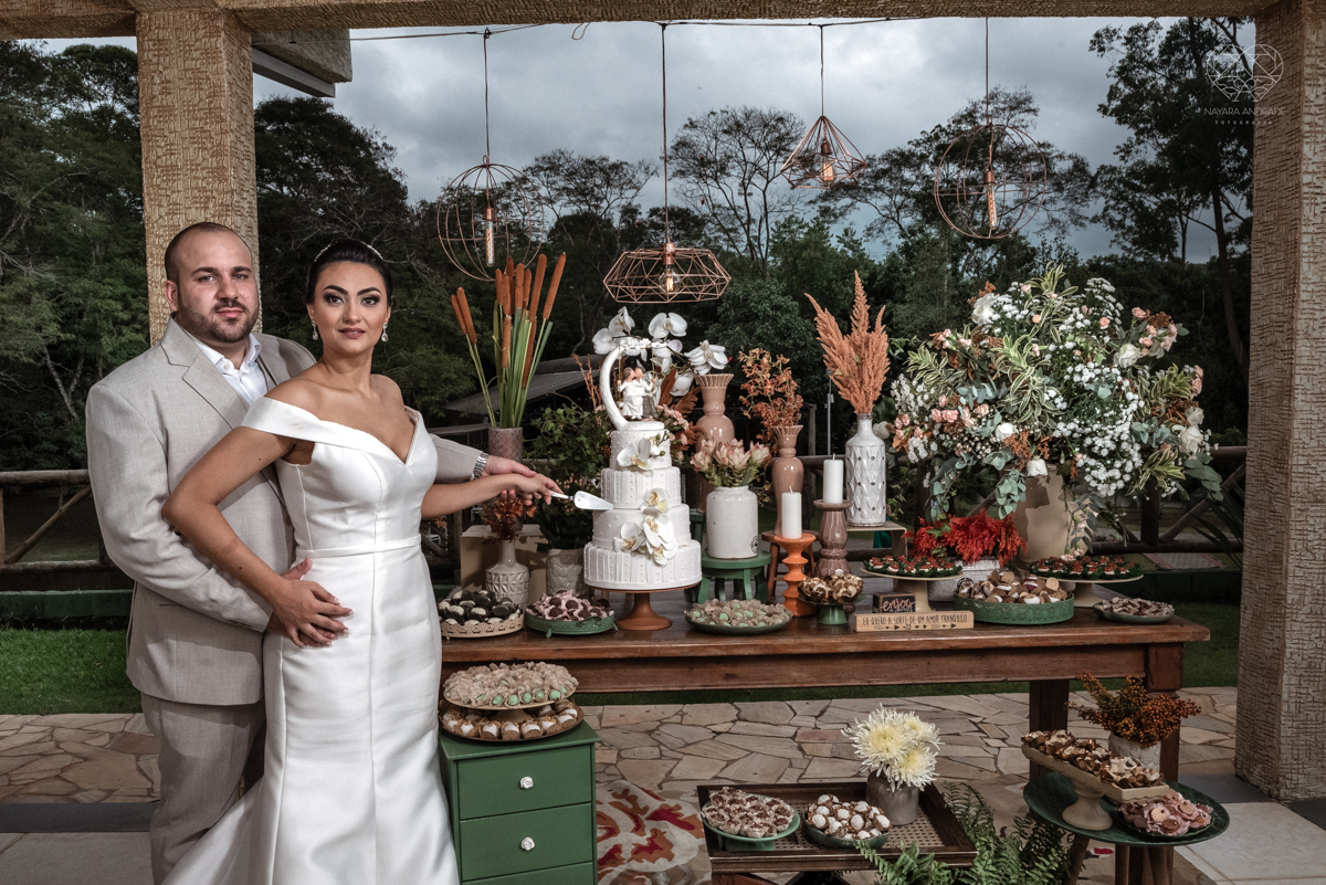 Fotos protocolares de noiva com madrinhas e padrinhos super divertidas e espontaneas ao ar livre making of de noiva casamento rustico de dia em santa isabel sao paulo fotografado por nayara andrade fotografia fotografa premiada noiva com vestido liso bran