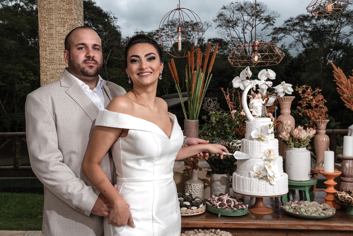 Fotos protocolares de noiva com madrinhas e padrinhos super divertidas e espontaneas ao ar livre making of de noiva casamento rustico de dia em santa isabel sao paulo fotografado por nayara andrade fotografia fotografa premiada noiva com vestido liso bran