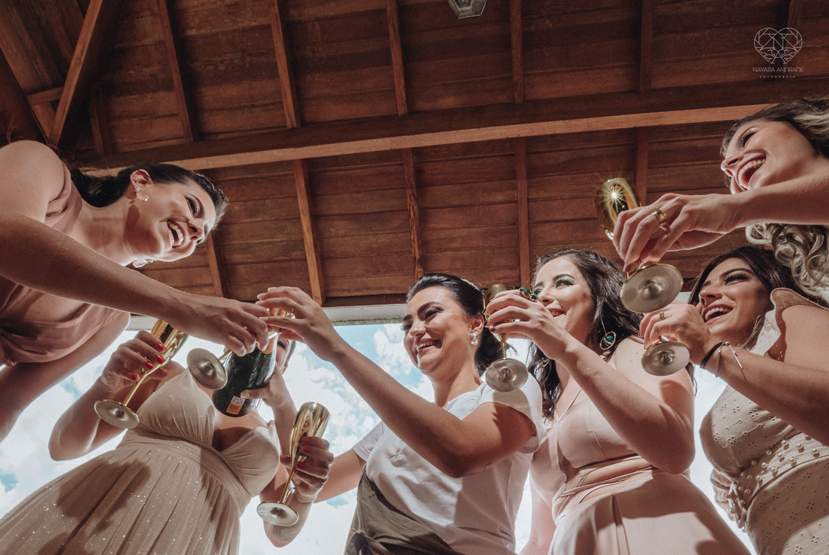 making of de noiva casamento rustico de dia em santa isabel sao paulo fotografado por nayara andrade fotografia fotografa premiada noiva com vestido liso branco e decoracao rustica noiva com madrinhas em fotos posadas para o dia do casamento 