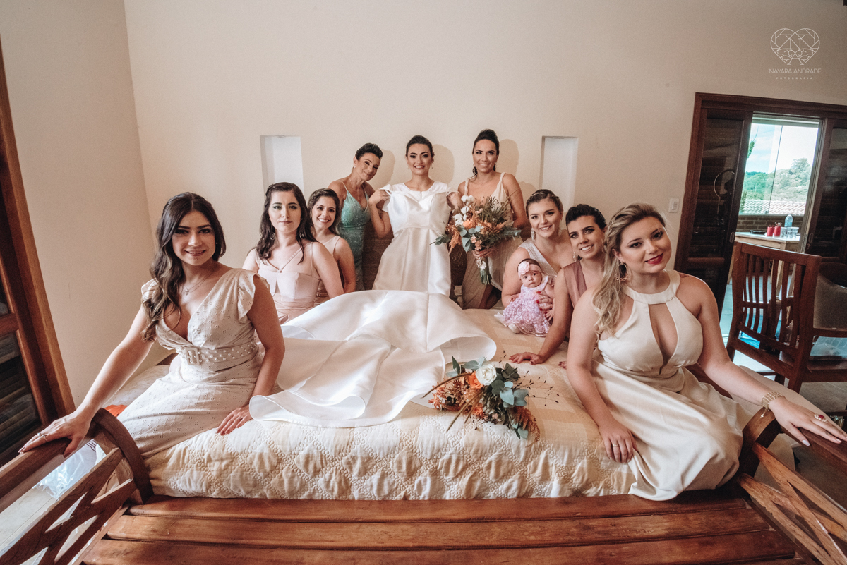 making of de noiva casamento rustico de dia em santa isabel sao paulo fotografado por nayara andrade fotografia fotografa premiada noiva com vestido liso branco e decoracao rustica noiva com madrinhas em fotos posadas para o dia do casamento 