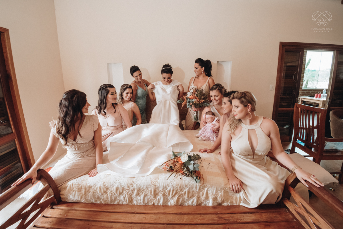 making of de noiva casamento rustico de dia em santa isabel sao paulo fotografado por nayara andrade fotografia fotografa premiada noiva com vestido liso branco e decoracao rustica noiva com madrinhas em fotos posadas para o dia do casamento 