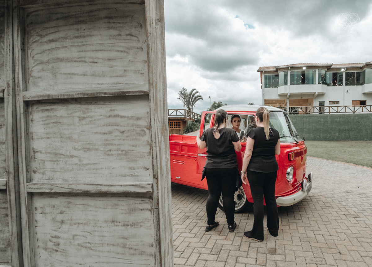 making of de noiva casamento rustico de dia em santa isabel sao paulo fotografado por nayara andrade fotografia fotografa premiada noiva com vestido liso branco e decoracao rustica noiva com madrinhas em fotos posadas para o dia do casamento 