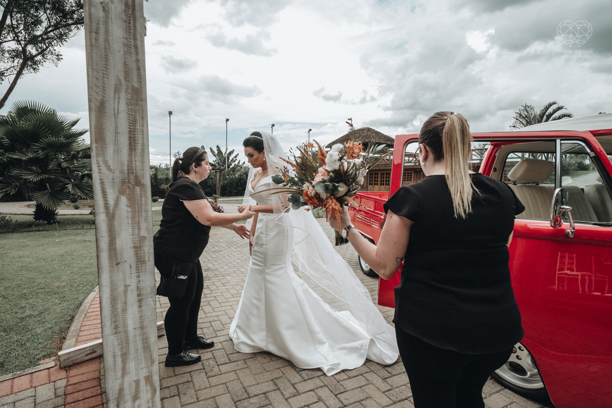 making of de noiva casamento rustico de dia em santa isabel sao paulo fotografado por nayara andrade fotografia fotografa premiada noiva com vestido liso branco e decoracao rustica noiva com madrinhas em fotos posadas para o dia do casamento 