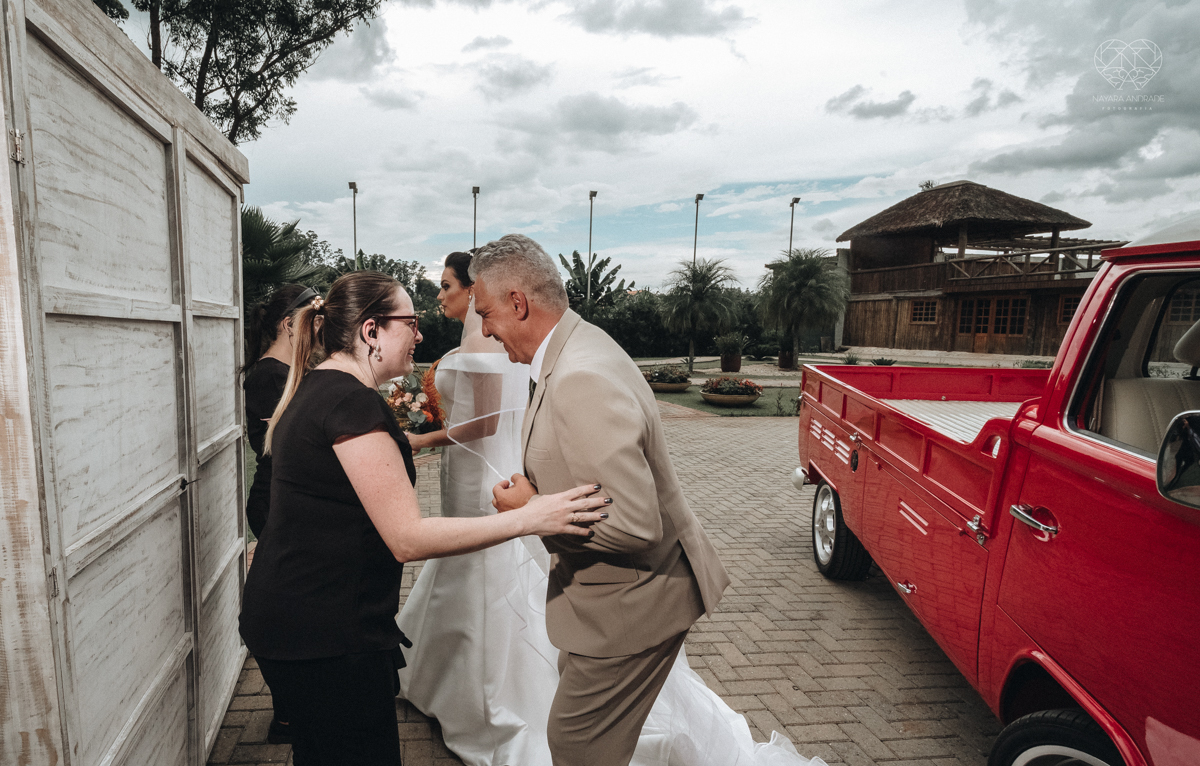 making of de noiva casamento rustico de dia em santa isabel sao paulo fotografado por nayara andrade fotografia fotografa premiada noiva com vestido liso branco e decoracao rustica noiva com madrinhas em fotos posadas para o dia do casamento 