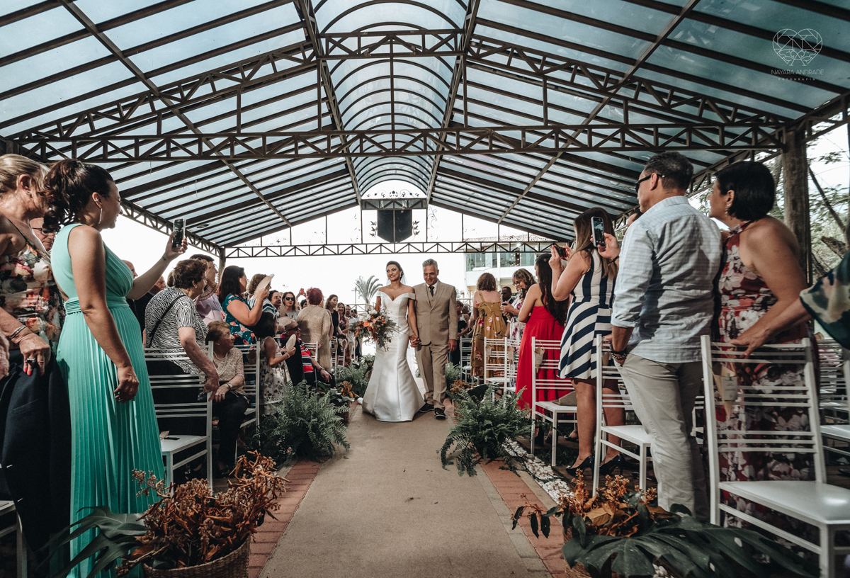 noivo chorando na cerminonia an entrada da noiva making of de noiva casamento rustico de dia em santa isabel sao paulo fotografado por nayara andrade fotografia fotografa premiada noiva com vestido liso branco e decoracao rustica noiva com madrinhas em fo