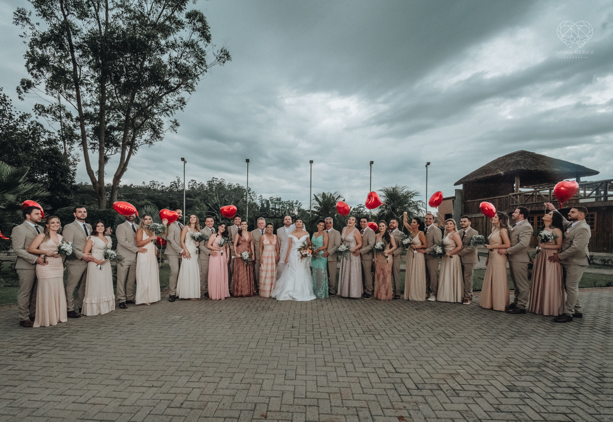 Fotos protocolares de noiva com madrinhas e padrinhos super divertidas e espontaneas ao ar livre making of de noiva casamento rustico de dia em santa isabel sao paulo fotografado por nayara andrade fotografia fotografa premiada noiva com vestido liso bran