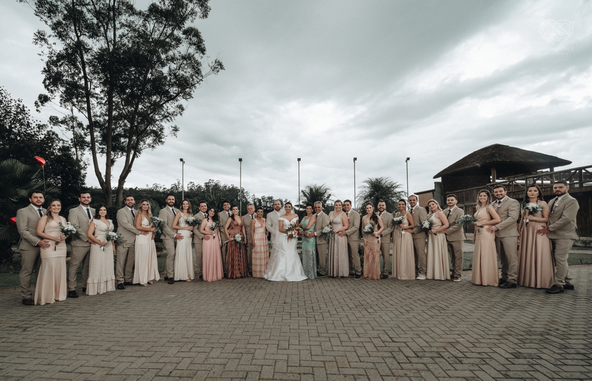 Fotos protocolares de noiva com madrinhas e padrinhos super divertidas e espontaneas ao ar livre making of de noiva casamento rustico de dia em santa isabel sao paulo fotografado por nayara andrade fotografia fotografa premiada noiva com vestido liso bran