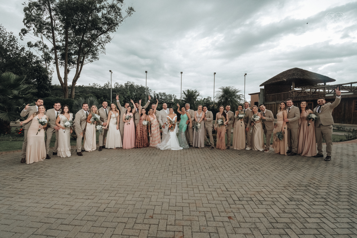 Fotos protocolares de noiva com madrinhas e padrinhos super divertidas e espontaneas ao ar livre making of de noiva casamento rustico de dia em santa isabel sao paulo fotografado por nayara andrade fotografia fotografa premiada noiva com vestido liso bran