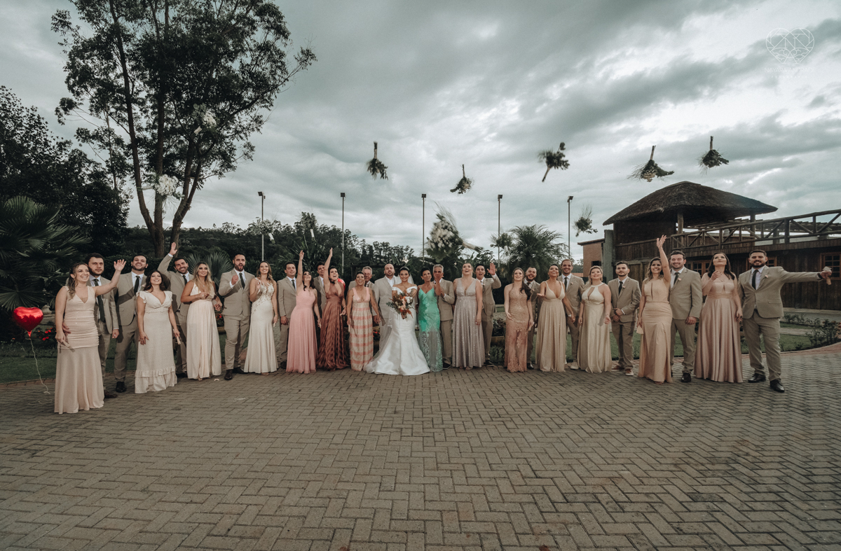 Fotos protocolares de noiva com madrinhas e padrinhos super divertidas e espontaneas ao ar livre making of de noiva casamento rustico de dia em santa isabel sao paulo fotografado por nayara andrade fotografia fotografa premiada noiva com vestido liso bran