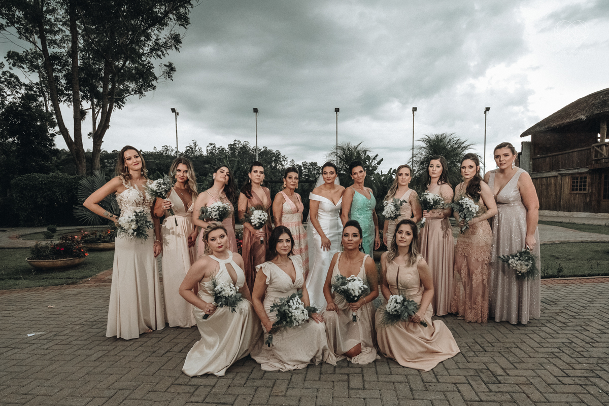 Fotos protocolares de noiva com madrinhas e padrinhos super divertidas e espontaneas ao ar livre making of de noiva casamento rustico de dia em santa isabel sao paulo fotografado por nayara andrade fotografia fotografa premiada noiva com vestido liso bran