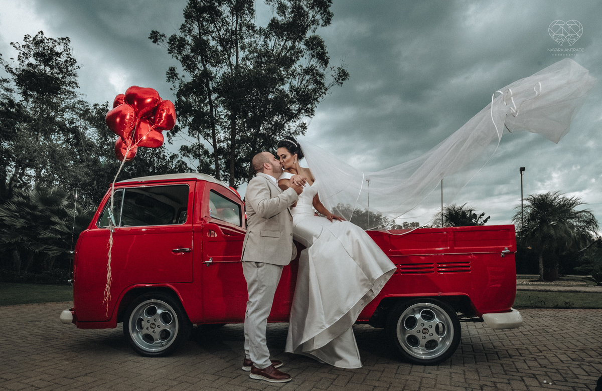 Fotos protocolares de noiva com madrinhas e padrinhos super divertidas e espontaneas ao ar livre making of de noiva casamento rustico de dia em santa isabel sao paulo fotografado por nayara andrade fotografia fotografa premiada noiva com vestido liso bran