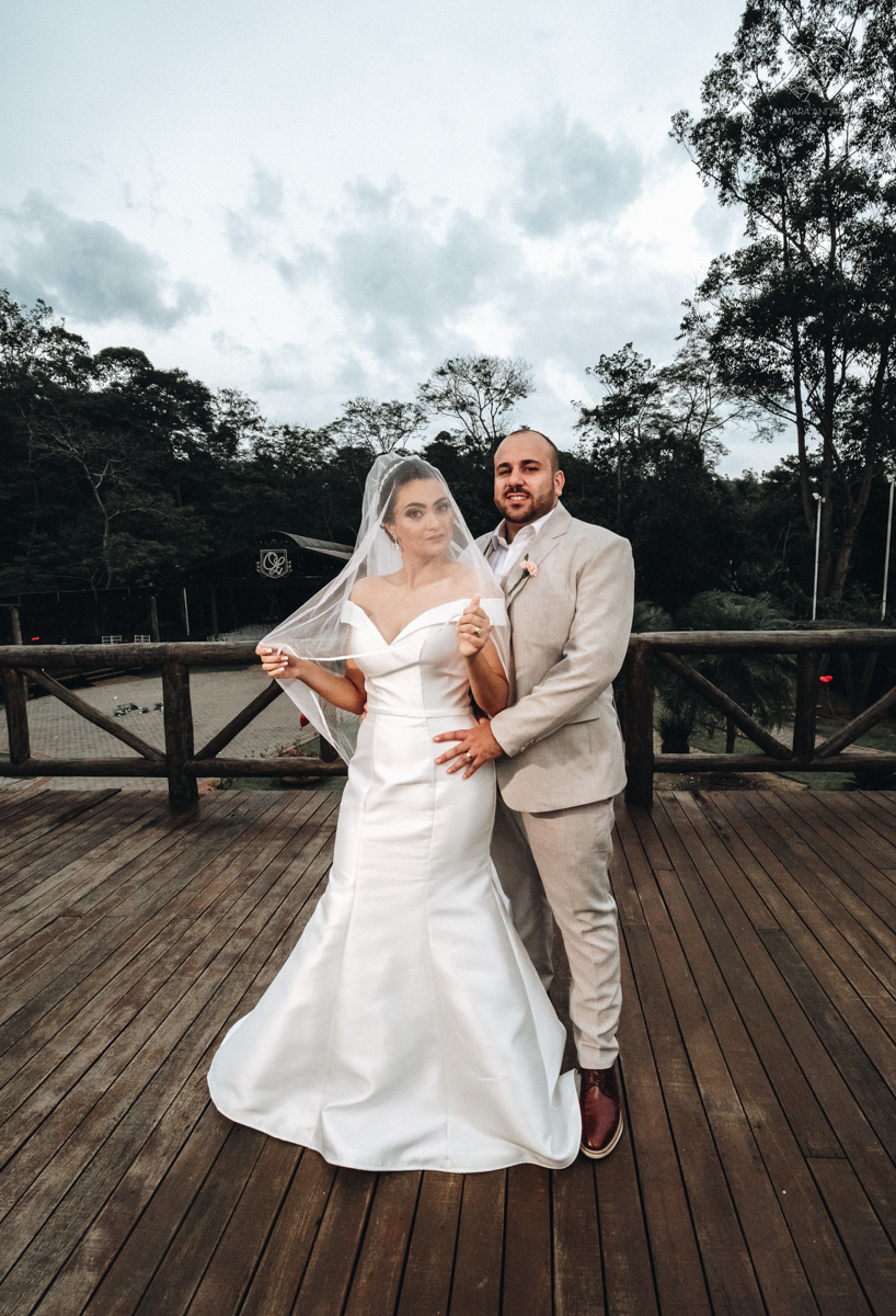 Fotos protocolares de noiva com madrinhas e padrinhos super divertidas e espontaneas ao ar livre making of de noiva casamento rustico de dia em santa isabel sao paulo fotografado por nayara andrade fotografia fotografa premiada noiva com vestido liso bran
