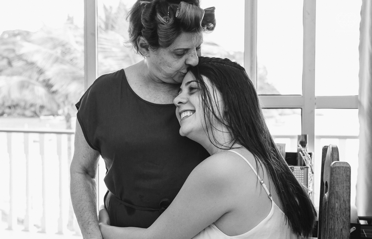 casamento feito em Paraty Rio de Janeiro pela fotografa premiada no brasil e no mundo nayara anrade fotografia casamento homoafetivo entre duas mulheres de vestido de noiva ao ar livre no fim de tarde