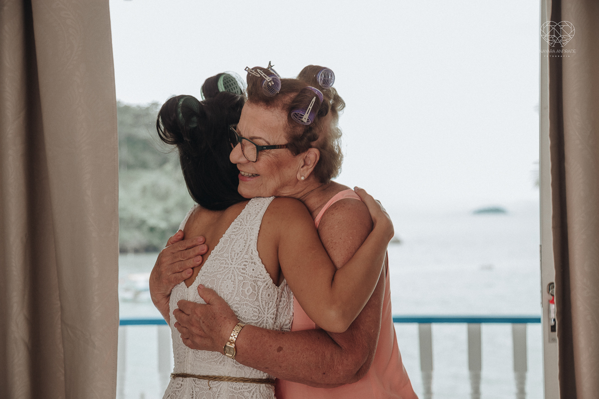casamento feito em Paraty Rio de Janeiro pela fotografa premiada no brasil e no mundo nayara anrade fotografia casamento homoafetivo entre duas mulheres de vestido de noiva ao ar livre no fim de tarde